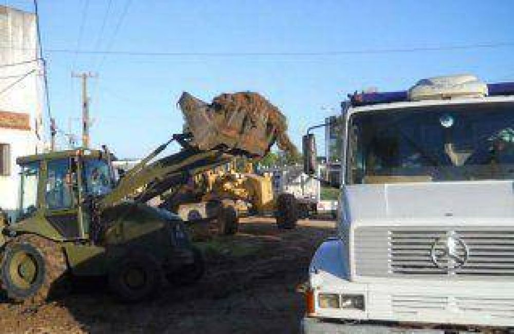 La maquinaria del Ej�rcito ya arregla calles y desag�es