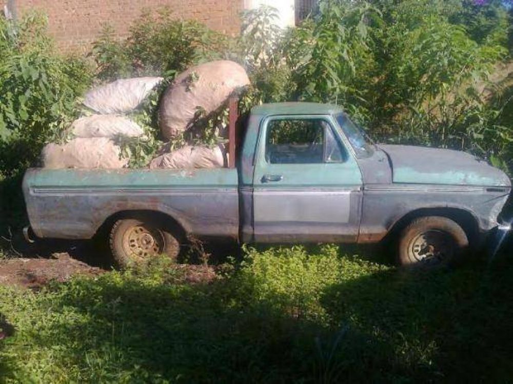 Encontraron una camioneta abandonada cargada de yerba mate