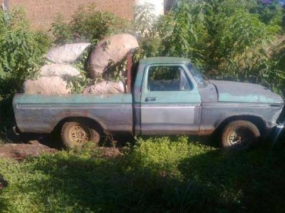 Encontraron una camioneta abandonada cargada de yerba mate