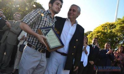 Un joven de 22 a�os realiz� el dise�o ganador de la bandera de la ciudad