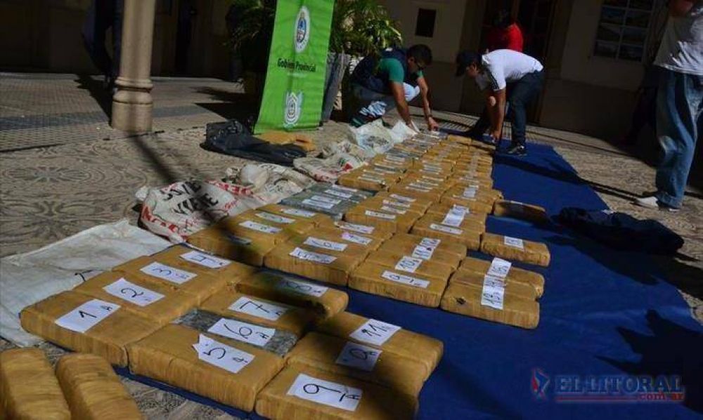 Encontraron abandonado un auto que se empantan� con 158 kilos de marihuana