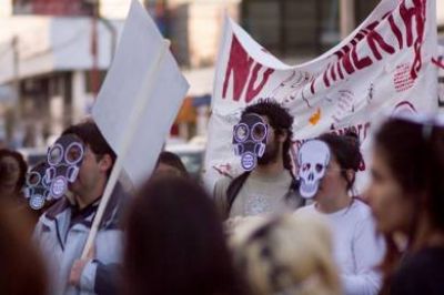 Presentan 13 mil firmas contra la megaminer�a