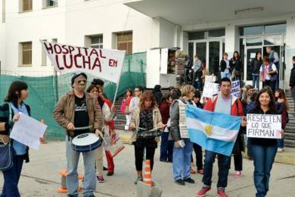 Trabajadores de la Salud se manifestaron frente al Hospital