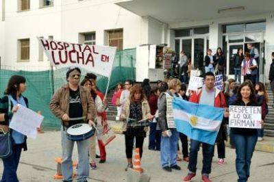Trabajadores de la Salud se manifestaron frente al Hospital