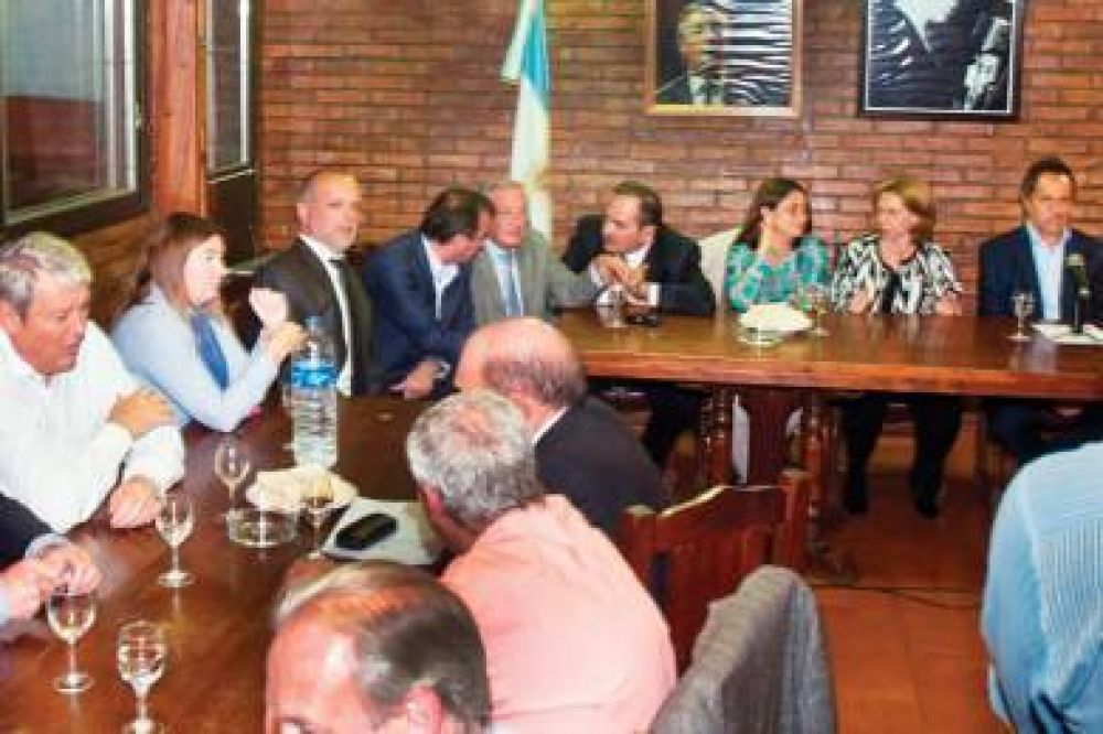 Buzzi, en la cumbre del PJ que defini� la convocatoria al Congreso Nacional