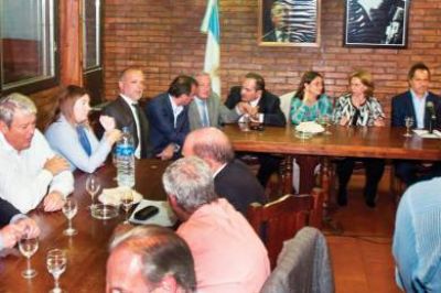 Buzzi, en la cumbre del PJ que defini� la convocatoria al Congreso Nacional