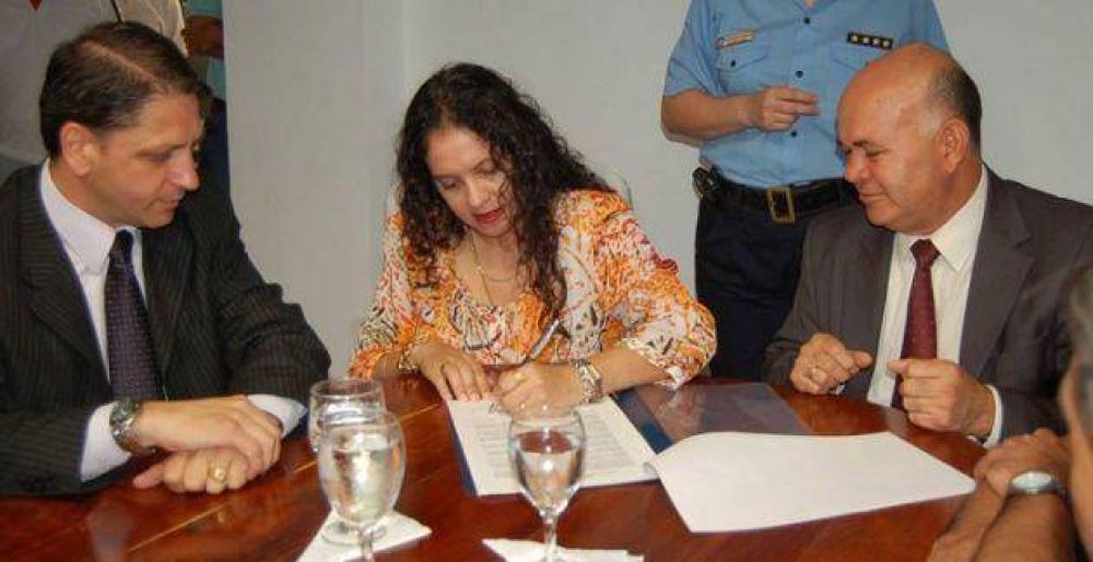 Gobierno y el municipio de San Mart�n firmaron un convenio para obras y c�maras de videovigilancia