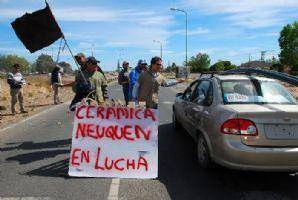 Ceramistas protestan en la ruta 7