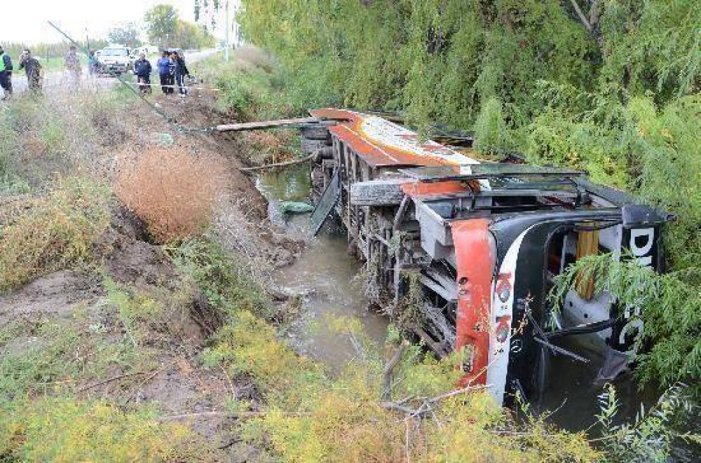 Roca: as� qued� el micro de Ko:Ko que cay� a un desag�e