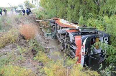 Roca: as� qued� el micro de Ko:Ko que cay� a un desag�e