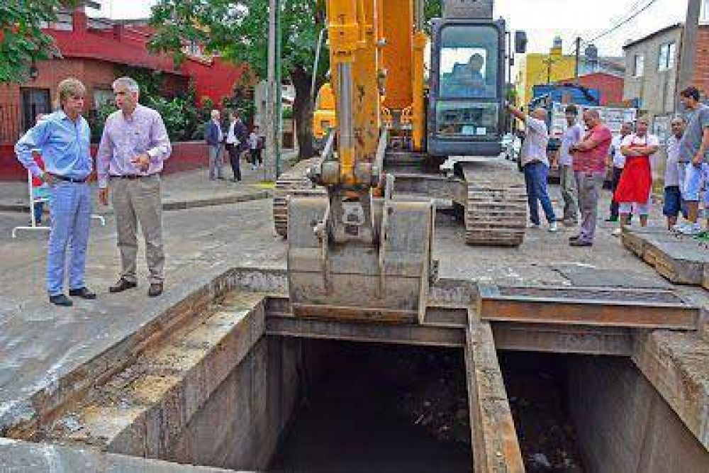 San Fernando y San Isidro trabajan en conjunto en la limpieza y desobstrucci�n del conducto de la calle Uruguay