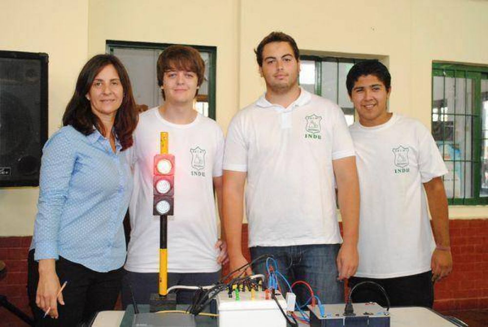  Entrega de Subsidio del Municipio a la Escuela Industrial para construcci�n de sem�foros.
