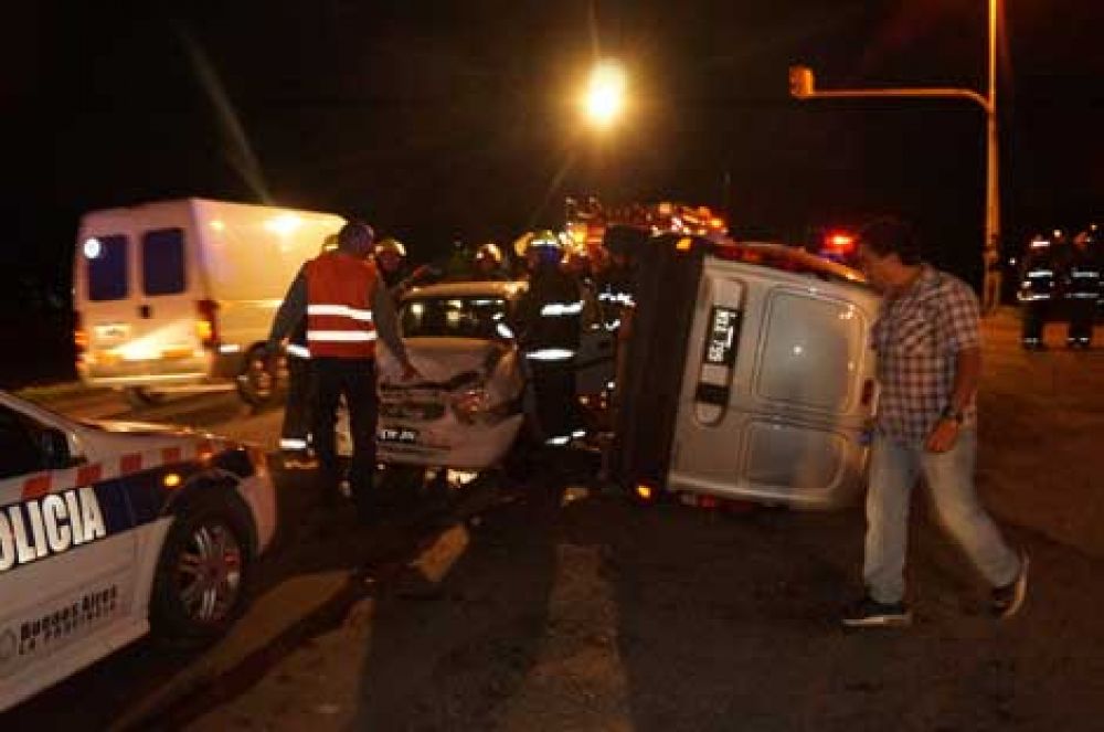 Choque y vuelco en Ruta 5 frente al Barrio San Francisco 