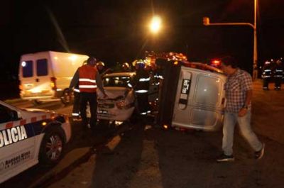 Choque y vuelco en Ruta 5 frente al Barrio San Francisco 