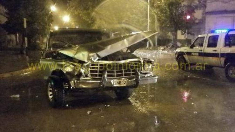 Brutal impacto entre dos camionetas en la madrugada lluviosa