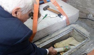 Abrieron c�psula del tiempo bajo estatua de Col�n