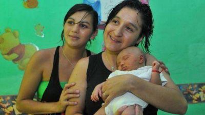 Con Cristina como madrina, bautizan hoy a la beba de una pareja de mujeres