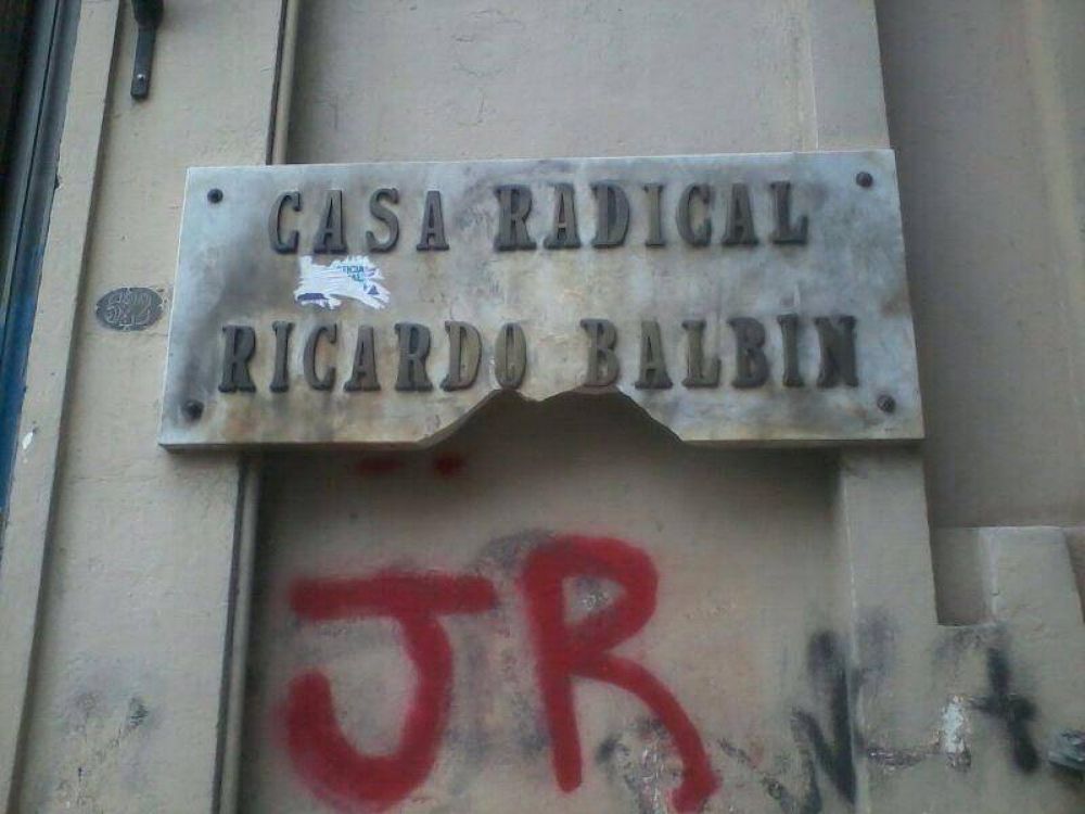 La Plata: Una vez m�s v�ndalos ocasionaron destrozos en sede partidaria de la UCR ubicada en microcentro