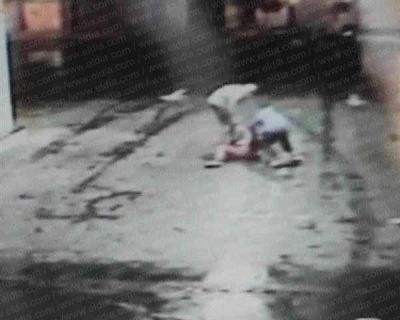 Golpean y arrastran por el piso a una playera, para quitarle la plata  