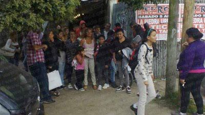 En una escuela ya llevan dos a�os entrando por un t�nel y hay bronca