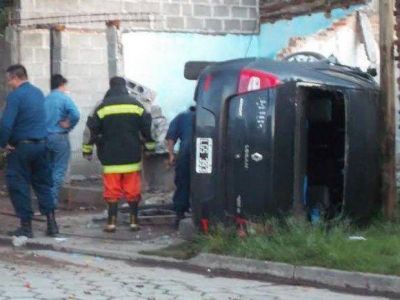 Un polic�a herido al chocar y volcar en un auto