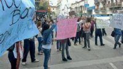 Los �docentes� del PO obligan a los maestros a abandonar las aulas y sumarse a su protesta