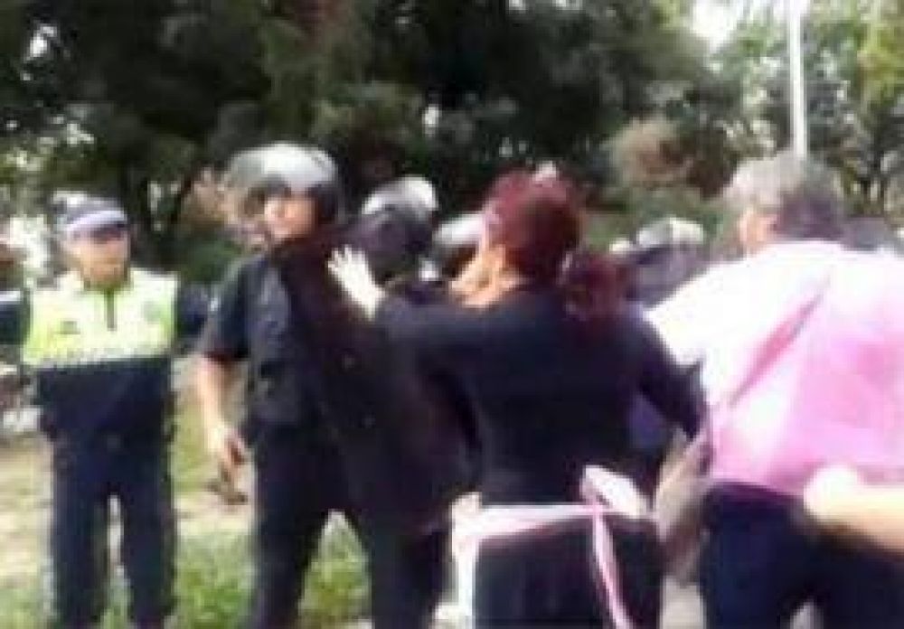 Polic�as apalearon a docentes porque "incitaban a la violencia"