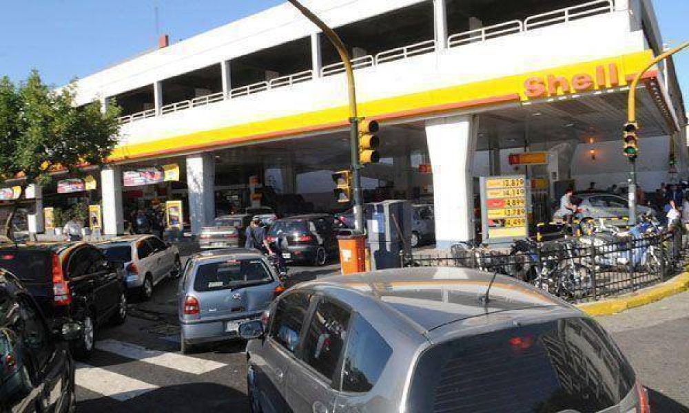 Largas colas en estaciones de servicios por el aumento en el precio de las naftas