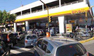 Largas colas en estaciones de servicios por el aumento en el precio de las naftas