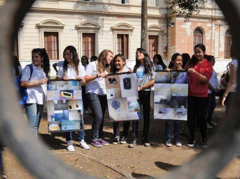 Los alumnos del Normal N�1 reclamaron por un edificio �seguro para estudiar�