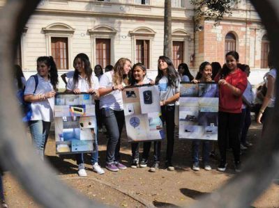 Los alumnos del Normal N�1 reclamaron por un edificio �seguro para estudiar�