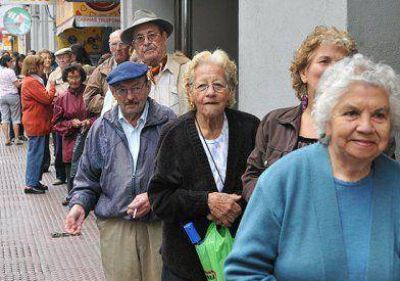Jubilados bancarios esperan prestaciones del IOSPER