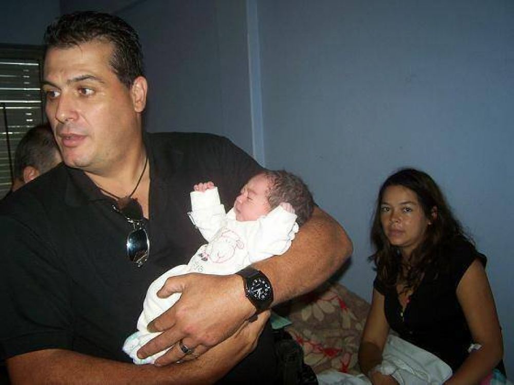 Agente de Protecci�n Ciudadana ayuda a dar a luz a joven en plena calle