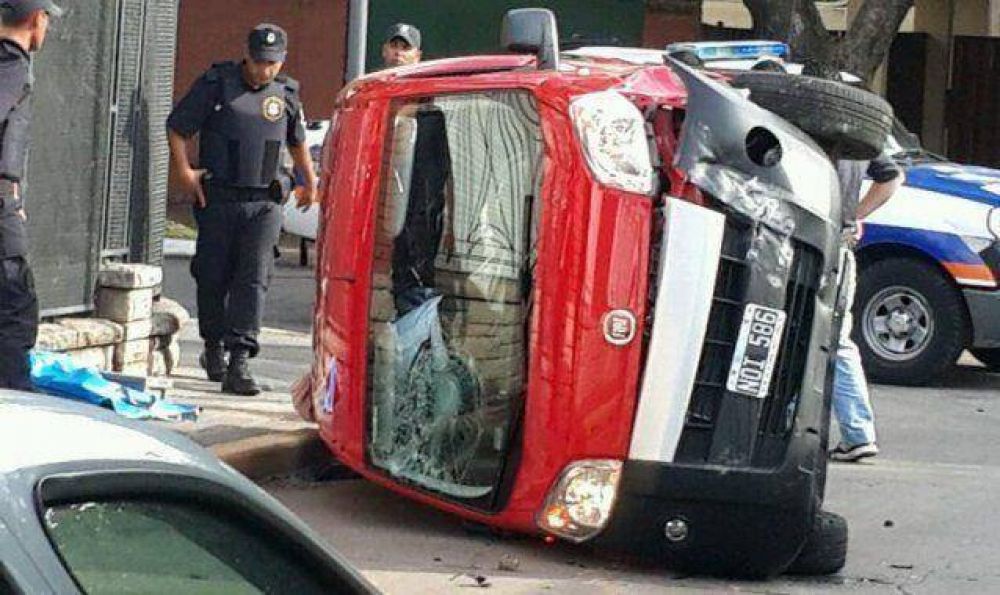 Ladr�n muere en tiroteo con polic�as tras robo a banco en Bernal centro