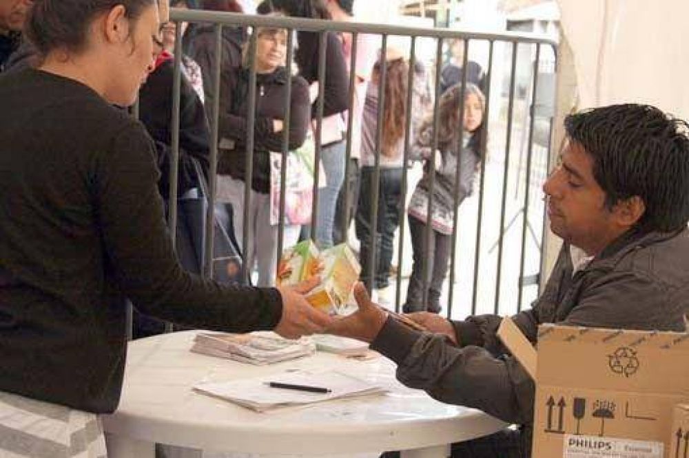 Entregan l�mparas de bajo consumo para los hogares