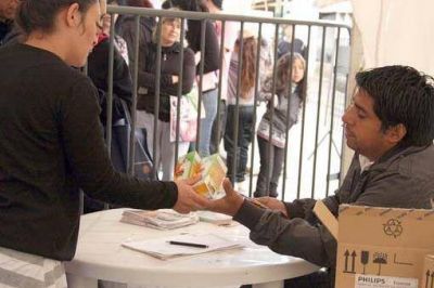 Entregan l�mparas de bajo consumo para los hogares