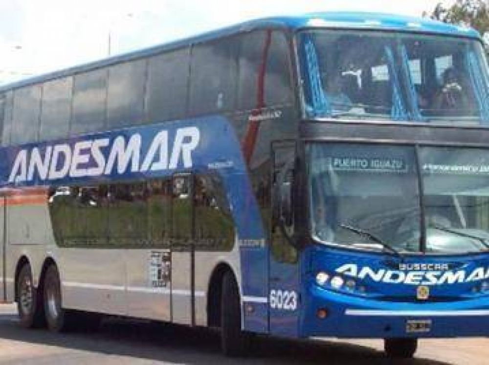 Se despist� un micro de larga distancia en rutas 3 y 85