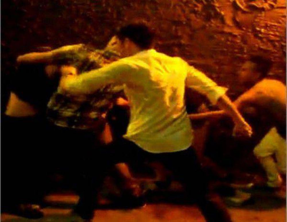 Pi�as, revuelo y heridos en un bar