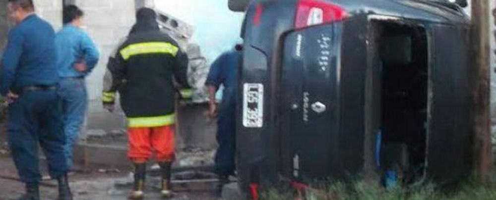 Un polic�a herido al volcar y chocar un auto