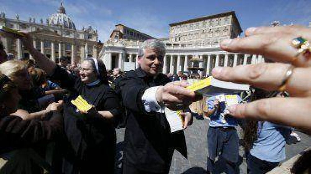 El Papa regal� evangelios de bolsillo a los fieles que asistieron al �ngelus en la plaza San Pedro