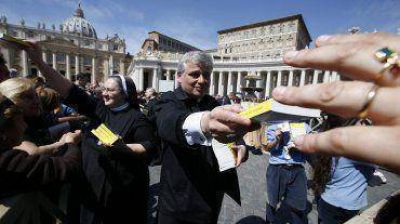 El Papa regal� evangelios de bolsillo a los fieles que asistieron al �ngelus en la plaza San Pedro