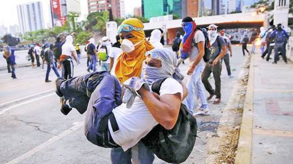 Perdigones y gases lacrimgenos, en otra noche de represin en Caracas