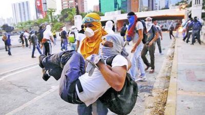 Perdigones y gases lacrim�genos, en otra noche de represi�n en Caracas