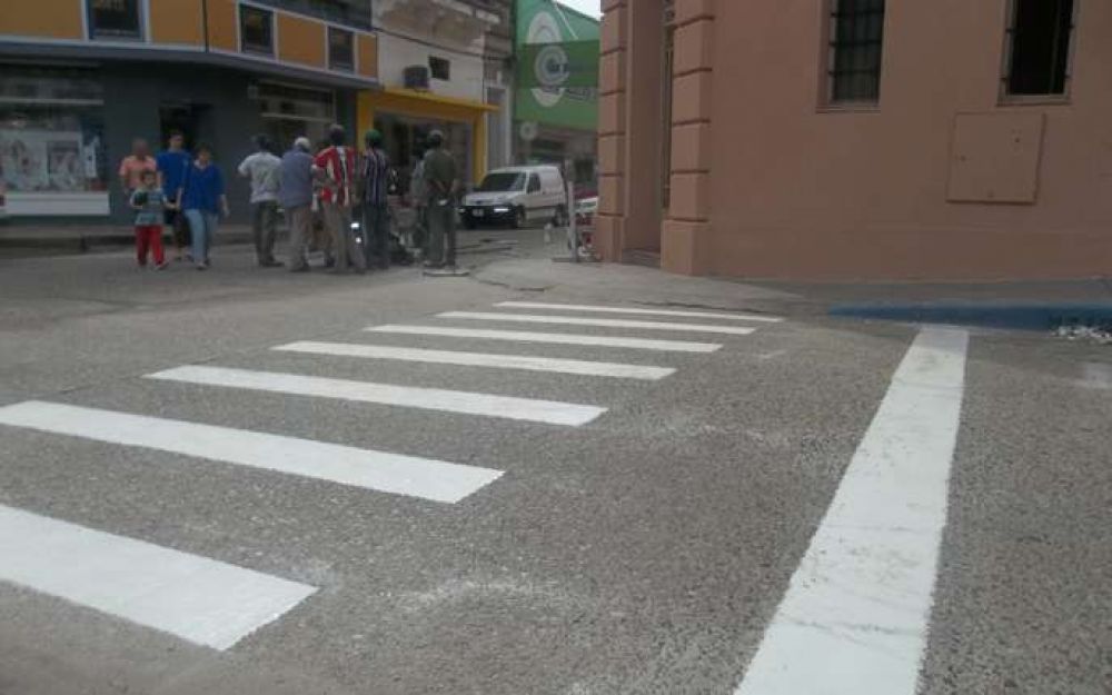 Demarcan y pintan las sendas peatonales