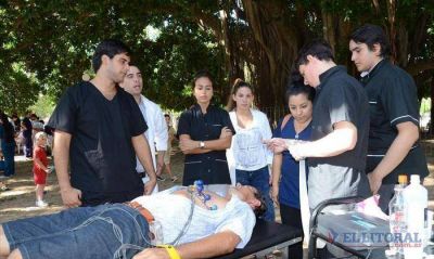 Control y promoci�n de salud en una feria en el parque Mitre