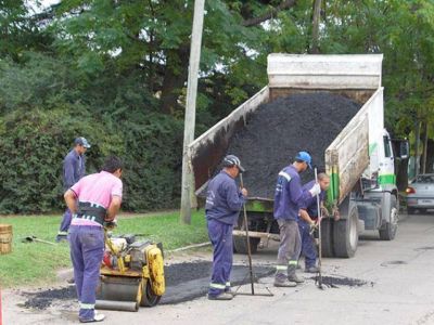 Contin�an los trabajos de bacheo