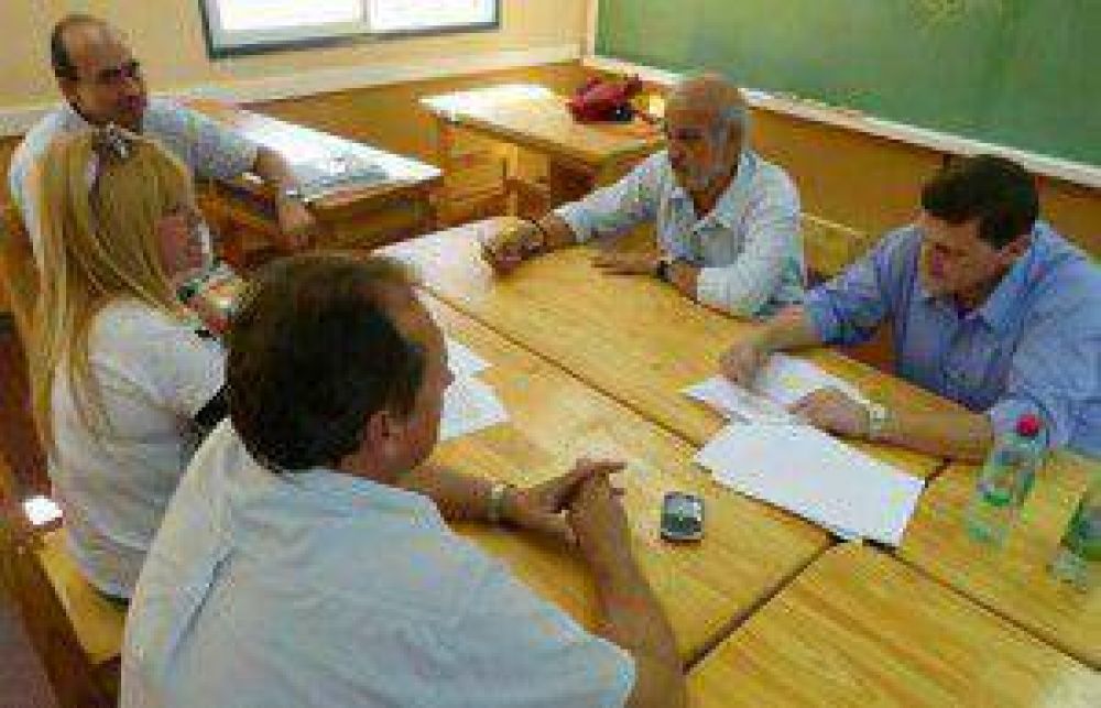 Intersindical Docente y Gobierno educativo aprobaron adelantar discusi�n para incremento al b�sico en julio
