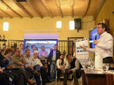 P�rez llam� a su tropa para que deje el escritorio y salga a militar la gesti�n