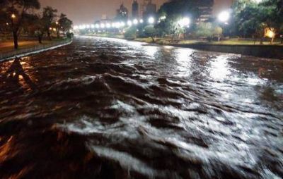 Por la creciente del Suqu�a, la Costanera est� inhabilitada