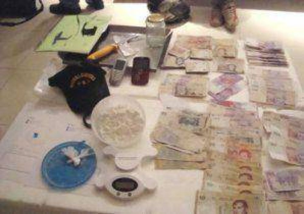 Secuestran 100 tizas de coca�na en gran operativo